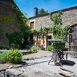 Au Pied De Vigne