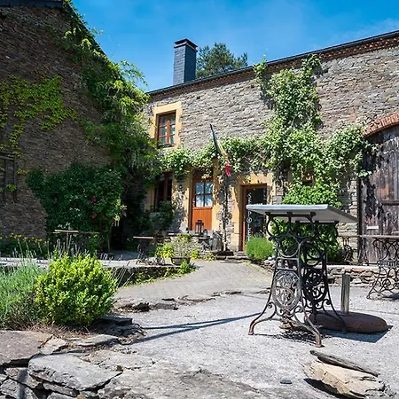 Au Pied De Vigne