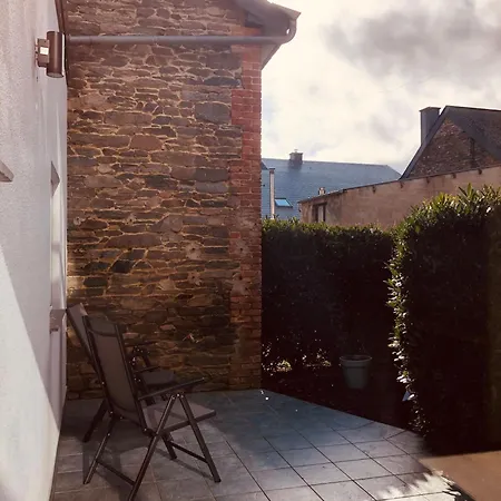 Au Pied De Vigne *